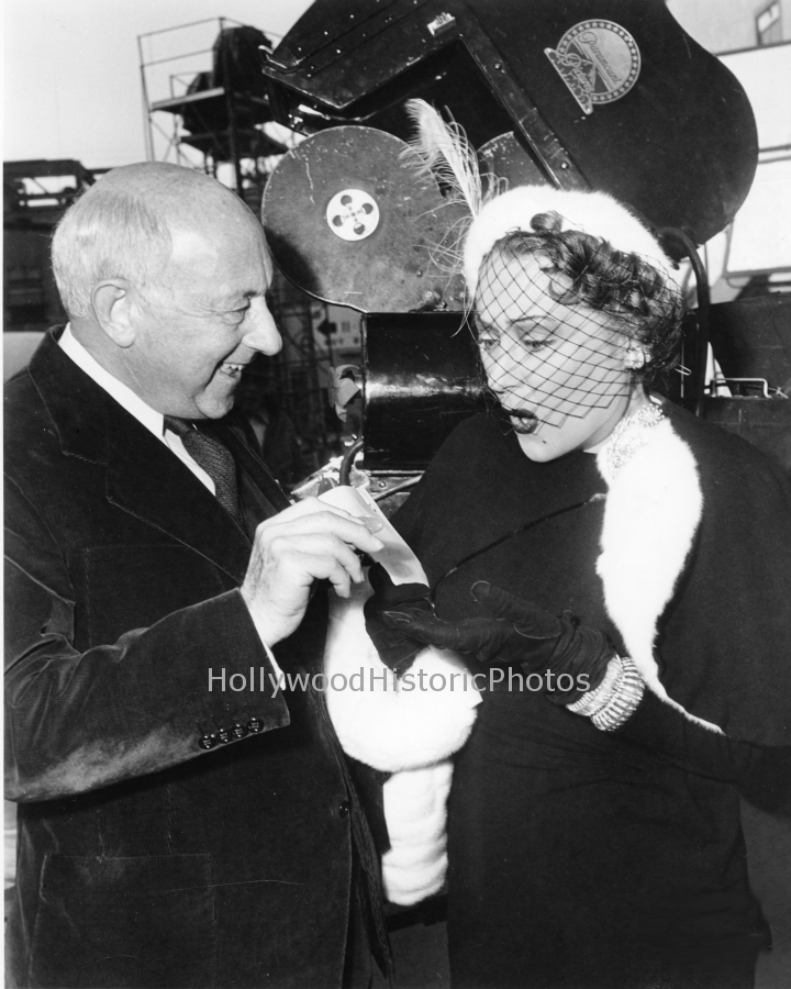 Gloria Swanson 1949 On the set of Sunset Blvd with Cecil B DeMille.jpg
